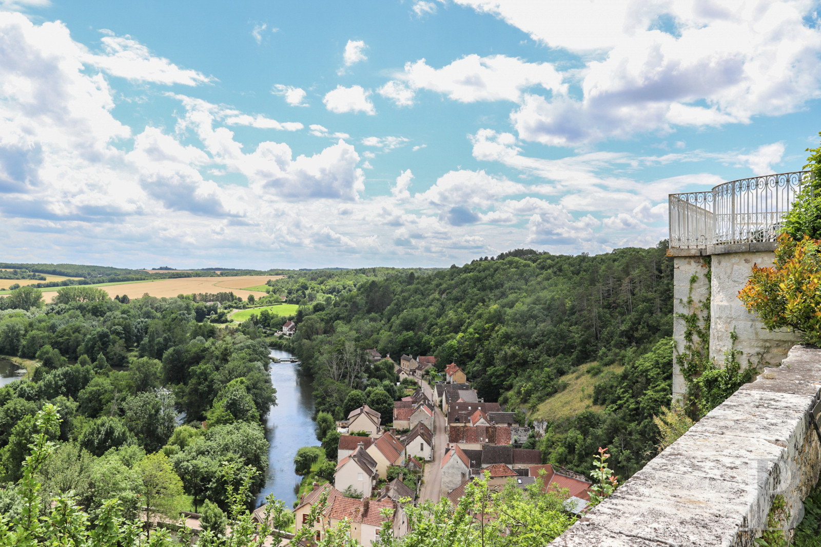 En Bourgogne, non loin de Vézelay, un château en bord de falaise surplombant l’Yonne - photo  n°5